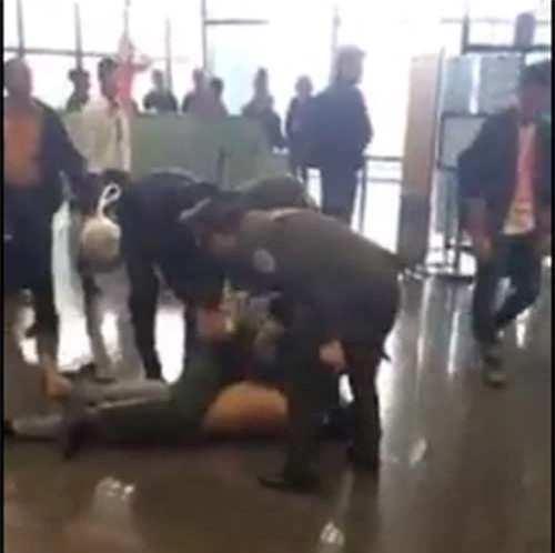 Lực lượng An ninh sân bay khống chế nam thanh niên nghi 