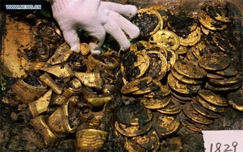Những đồng tiền vàng được tìm thấy trong ngôi mộ cổ.
