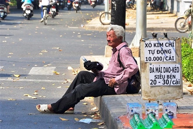 Người đàn ông khoảng 50-60 tuổi đang ngồi trên lề đường bất ngờ lao ra đường chặn xe tải quì lạy xin tiền