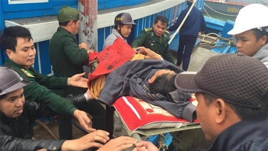 Ông Nguyễn Văn Tiến được đưa lên tàu để vào bờ cấp cứu Ảnh: Người lao động
