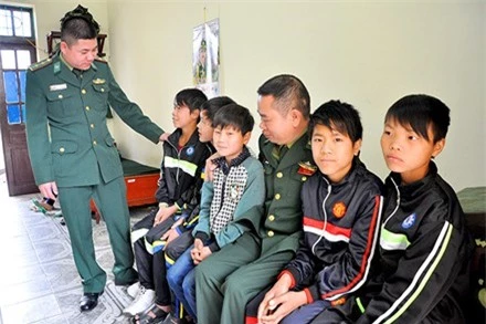 9 em nhỏ được cơ quan chức năng giải cứu. Ảnh báo Quảng Ninh