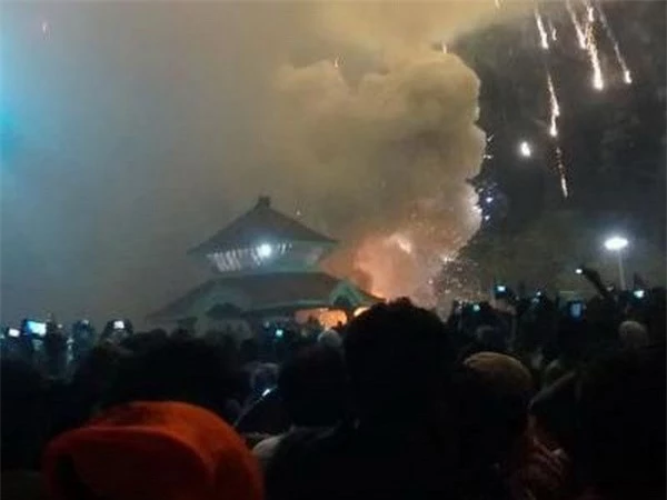 Hiện trường đám cháy ở đền thờ Puttingal. Ảnh: AP