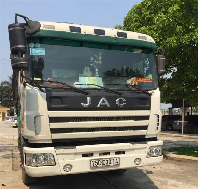 Chiếc xe tải chở gần 8 tấn mỡ động vật bẩn vừa bị CSGT Thanh Hóa bắt giữ sáng 10/4 - Ảnh: Tuổi trẻ