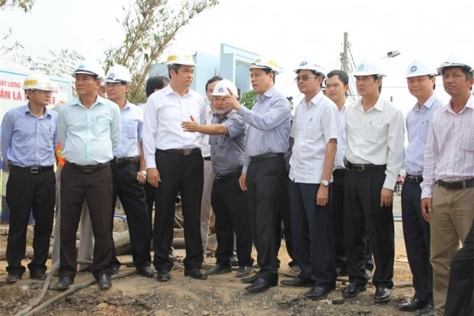 Thứ trưởng Bộ GTVT Nguyễn Ngọc Đông kiểm tra công trường dự án cầu Ghềnh mới sáng 11/4. Ảnh: Người lao động