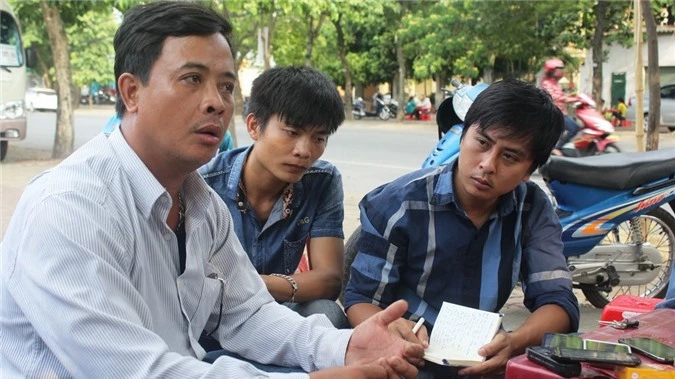 Ông Hoàng Khắc Sửu trả lời báo chí về việc bị nhiễm HIV “oan” hơn 10 năm - Ảnh: Tuổi trẻ