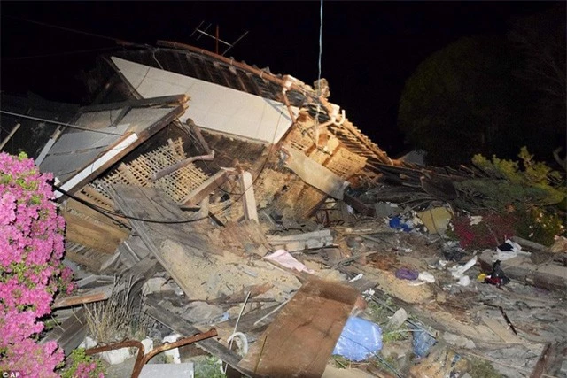 Trận động đất cũng khiến hàng chục ngôi nhà đổ sập, nhiều nhà cửa bốc cháy và khoảng 16.000 hộ gia đình bị mất điện. Ảnh: AP