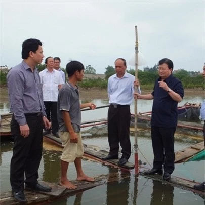 Phó Thủ tướng Trịnh Đình Dũng kiểm trạ tại Hà Tĩnh vào sáng ngày 24-4. Ảnh: Người lao động