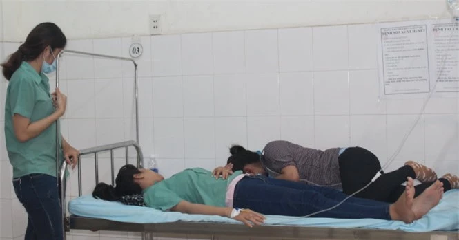 Công nhân được cấp cứu tại Trung tâm y tế TP Mỹ Tho, Tiền Giang. Ảnh: Tuổi trẻ