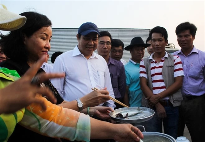 Chủ tịch UBND TP Đà Nẵng xuống âu thuyền ăn cá cùng với ngư dân. Ảnh: Zings