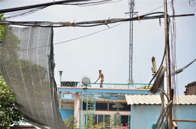 Thanh niên nghi ngáo đá, cầm dao múa máy trên sân thượng nhà dân. Ảnh: Dân trí