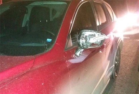 Xe ô tô con bị ném đá vỡ gương trên cao tốc tối 13/5. Ảnh: VnExpress