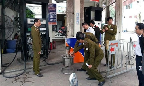 Cơ quan chức năng kiểm tra, phát hiện hành vi gian lận ở cây xăng Trần Khát Chân. Ảnh: Vietnamnet