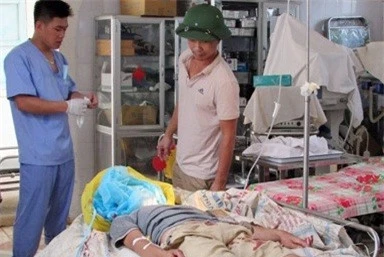 Đối tượng Thắng được cấp cứ tại bệnh viện đa khoa huyện Quế Phong. Ảnh: Báo Giao thông