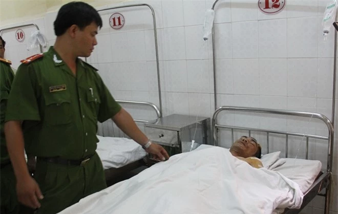 Trung úy Năm đang được điều trị tại bệnh viện sau khi bị đâm ba nhát vào người. Ảnh: News.zing.vn