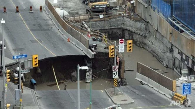 Hố tử thần xuất hiện tại trung tâm thủ đô của Canada. Ảnh: AFP