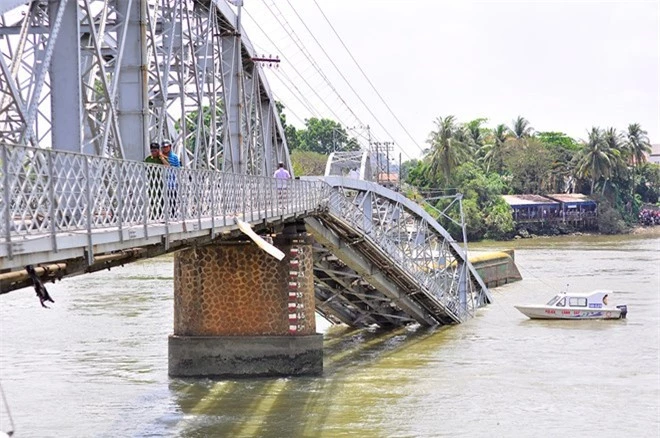 Cầu Ghềnh bắc qua sông Đồng Nai bị đổ sập vào ngày 20/3. Ảnh: Zing.vn