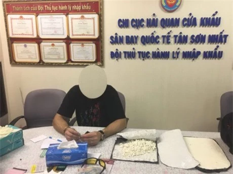 Nghi can và số cocain được vận chuyển từ Doha đến sân bay quốc tế Tân Sơn Nhất - Ảnh: Tuổi trẻ