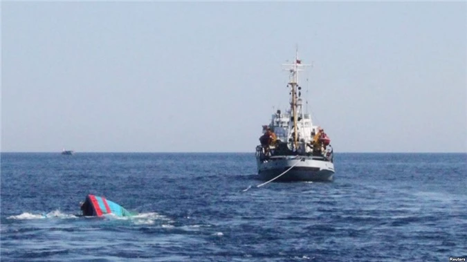 Tàu của ngư dân đang hoạt động đánh bắt thì bị đâm chìm (ảnh minh họa)