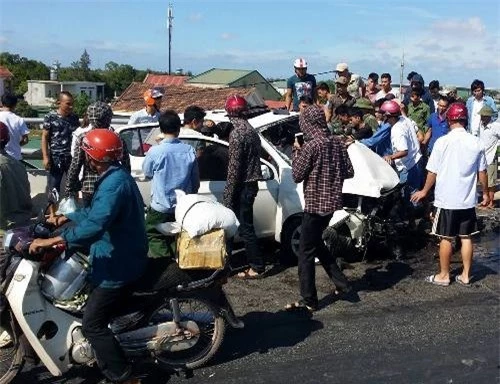 Người dân phải dùng xà beng để giải cứu tài xế mắc kẹt trong xe. Ảnh: Người đưa tin