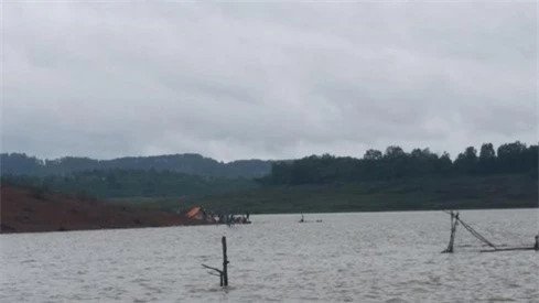 Hiện trường tìm kiếm 3 người mất tích trên hồ thủy điện Đại Ninh. Ảnh: Thanh niên