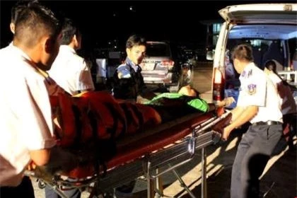 Cảnh sát biển đưa nạn nhân bị thương trong vụ nổ tàu cá vào bệnh viện. Ảnh: Pháp luật TP HCM