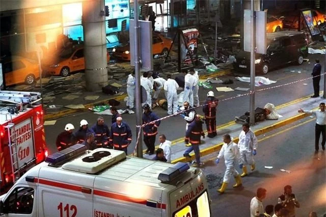 Hiện trường vụ khủng bố tại sân bay Istanbul Ataturk