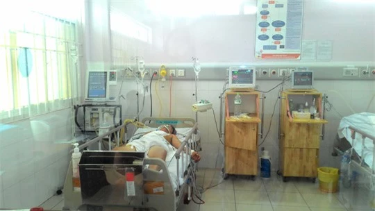 Bệnh nhân đang được theo dõi tại Bệnh viện quận Thủ Đức. Ảnh; NLĐ