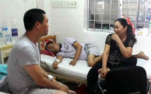 Một bệnh nhân bị ngộ độc đang được điều trị tại BV tỉnh Khánh Hoà. Ảnh: VOV