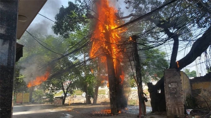 Hiện trường vụ cháy cột điện tại ngõ 2 đường Hoàng Quốc Việt, Hà Nội. Ảnh: báo Giao thông