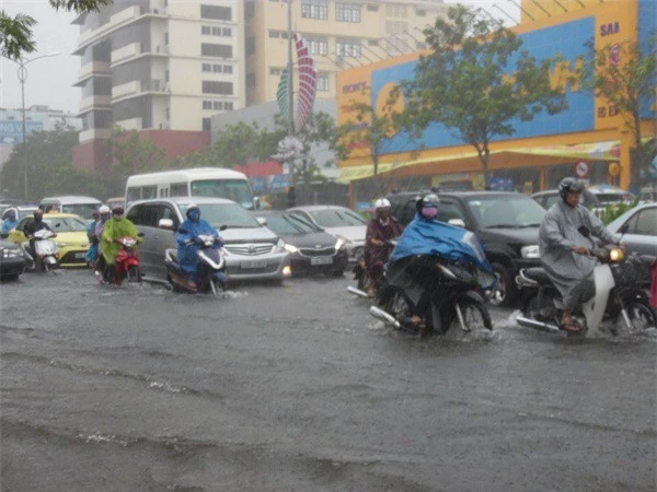 Ảnh 2: Tuyến phố Nguyễn Văn Linh bị ngập hoàn toàn . Ảnh Nhâm Thân.