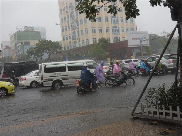 Ảnh 3: Tình trạng ùn tắc diễn ra ở ngã tư Nguyễn Văn Linh – Lê Đình Lý do mưa lớn. Ảnh Nhâm Thân.
