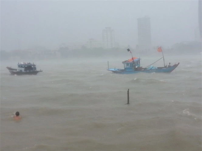 Cơn bão số 3 làm gió giật mạnh trên biển tại Đà Nẳng. Ảnh báo Tuổi trẻ.