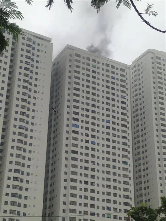 Người dân phát hiện khói thoát ra từ hộp kỹ thuật ở các tầng 30, 31, 32, 33.