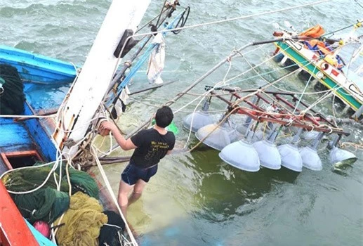 Ngư dân huyện Núi Thành, Quảng Nam đang tích cực cứu tàu cá bị chìm
