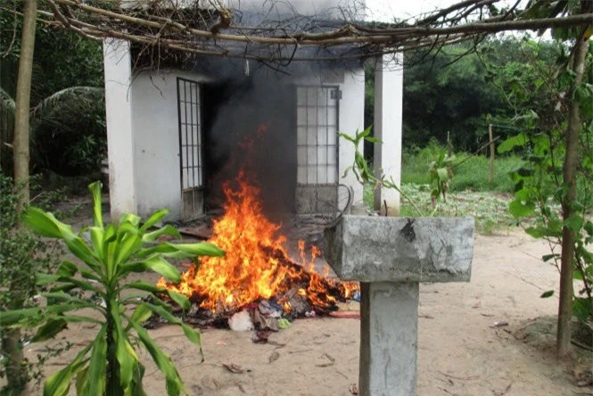 Căn nhà nơi xảy ra vụ cháy khiến bốn cha con chết thảm, chủ nhà đốt những vật dụng cháy dở - Ảnh: Ngọc Hậu