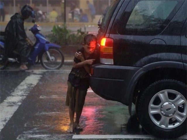 Hình ảnh em bé nép mình tránh mưa khiến bất cứ ai cũng phải thương cảm, xót xa