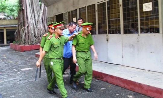 Bị cáo Lê Văn Lũy ra xe dẫn giải sau khi tòa tuyên án. Ảnh báo Người lao động.