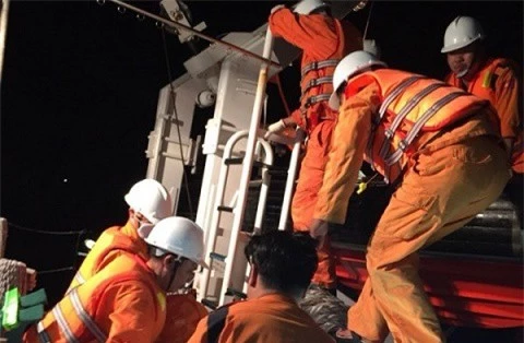  Lực lượng cứu hộ trên tàu SAR 413 chuẩn bị phương án cứu nạn