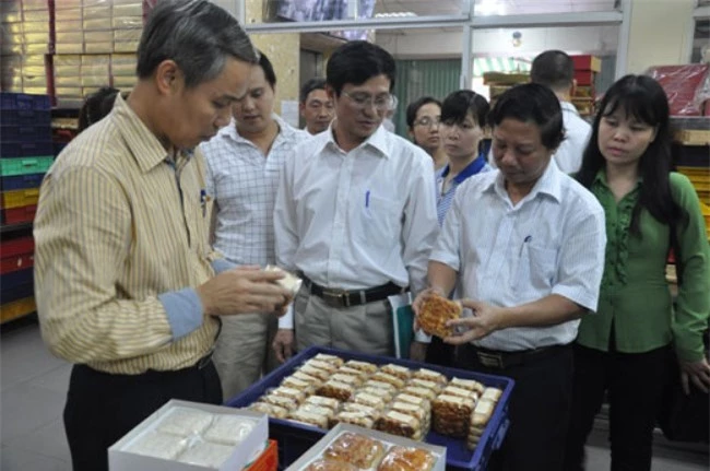 Đoàn liên ngành kiểm tra an toàn vệ sinh thực phẩm tại cơ sở bánh trung thu Bảo Phương. Ảnh báo Hà Nội mới