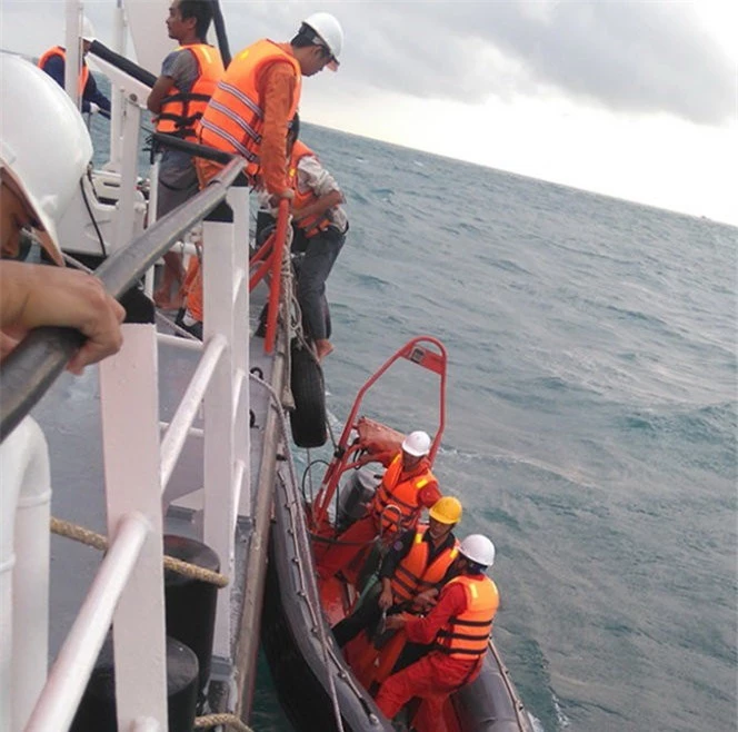 Lực lượng cứu hộ cứu nạn của tàu SAR 413 đang tìm kiếm các ngư dân còn mất tích. Ảnh báo Tuổi trẻ