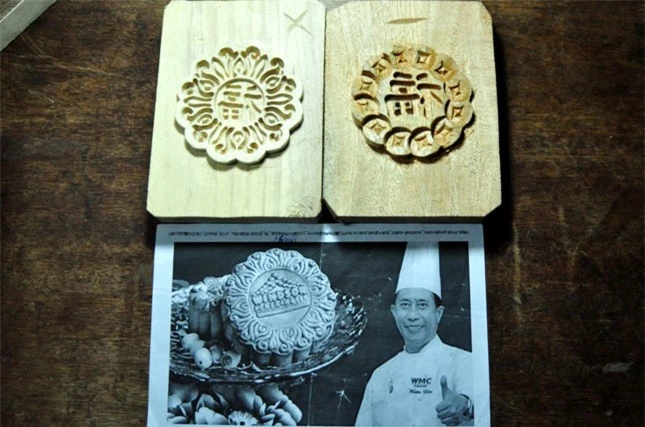 Chiếc khuôn bánh Trung thu mà ông Quang rất nhớ khi một người Nhật đặt ông khắc giống như trong ảnh. Sau đó, ông đã cải tiến dùng khuôn mẫu đó nhưng thay tên nhà hàng ở giữa khuôn bằng chữ Phúc và cách điệu thành hình đồng tiền có chữ Phúc nằm giữa.