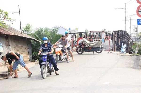 Cầu Long Kiển bị “tê liệt”, cấm lưu thông qua lại, người dân phải quay đầu xe tìm lộ trình “lưu thông” thay thế xa hơn 8km 