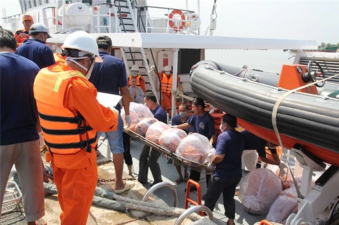 Lực lượng cứu nạn chuyển thi thể các thuyền viên lên bờ