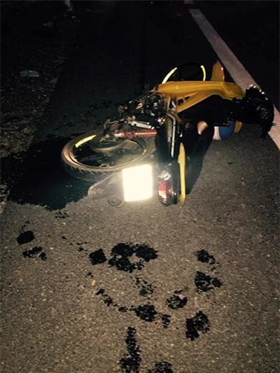 Chiếc xe máy bị hư hỏng nặng sau cú tông mạnh khiến hai nữ sinh tử vong. Ảnh báo Pháp luật TP.HCM