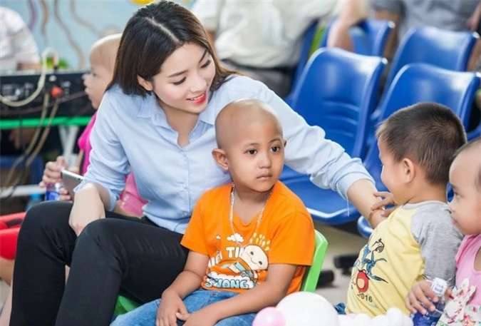 Kỳ Duyên ngồi kể chuyện cho các em nhỏ trong đang điều trị trong bệnh viện K trung ương.