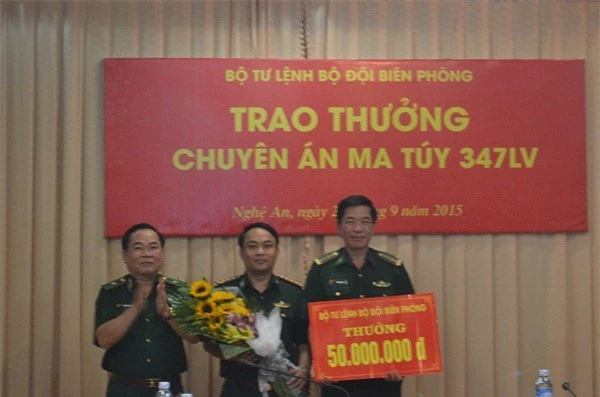 Thiếu tướng Nguyễn Cảnh Hiền, Phó Tư lệnh BDDBP trao thưởng cho Ban Chuyên án 347 LV. 