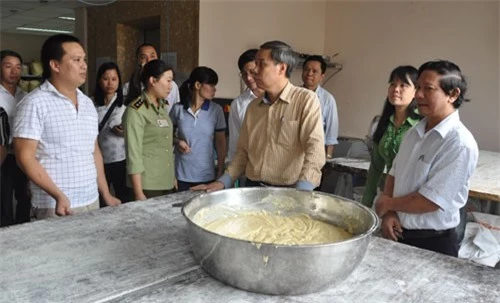 Cơ sở sản xuất bánh trung thu Bảo Phương bị phạt 14 triệu đồng vì không đảm bảo vệ sinh an toàn thực phẩm.