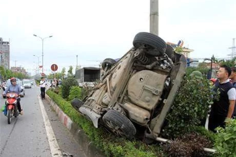 Chiêc taxi lật nhào, 3 người trong xe phải nhập viện. Ảnh báo Vietnamnet.