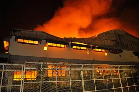 Ngọn lửa bốc cháy từ vụ nổ trong nhà xưởng tại KCN Loteco Biên Hòa.