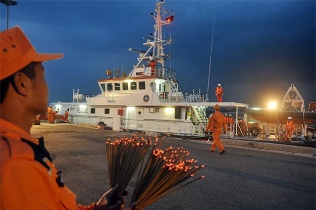 Cán bộ Vungtau MRCC chuẩn bị hương để viếng những ngư dân xấu số tại cầu cảng - Ảnh: Đ.Hà